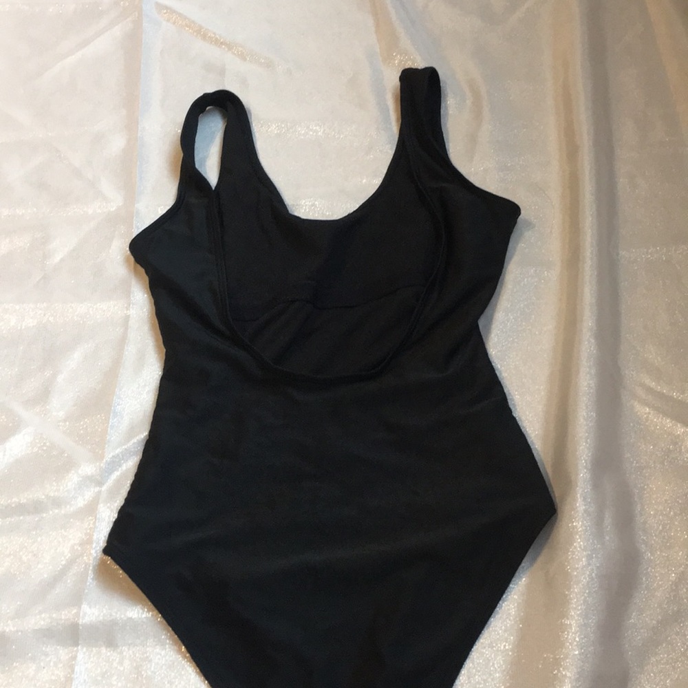 Super cute basic one piece - Picture 3 of 3